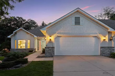 9922 Old Wagon Trl, Eden Prairie, MN 55347