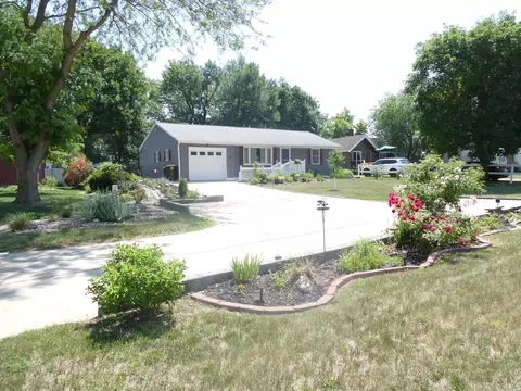 1655 Langley St, Windom, MN 56101