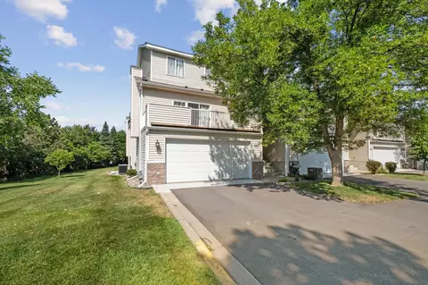 929 Santa Vera Dr, Chanhassen, MN 55317
