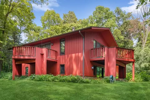 1204 Woodland Trl, Northfield, MN 55057