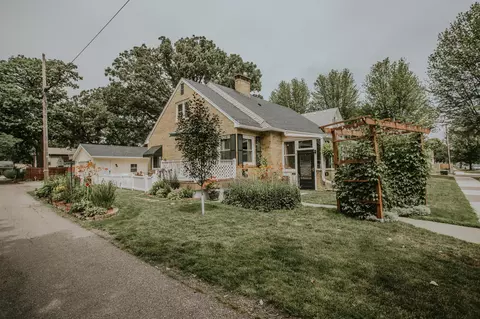 905 7th St NW, Austin, MN 55912
