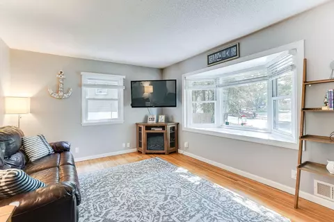 649 Esther Ln, Woodbury, MN 55125