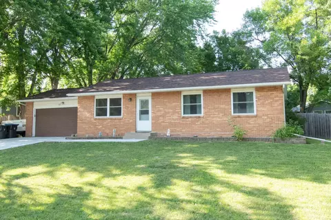 16 Camelot Ln, Mankato, MN 56001