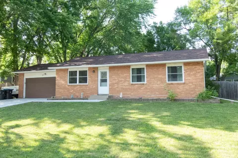 16 Camelot Ln, Mankato, MN 56001