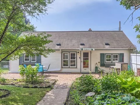 2302 Stillwater Rd E, Maplewood, MN 55119