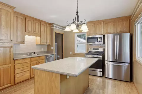 2042 Chatsworth St N, Roseville, MN 55113
