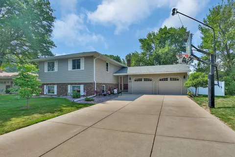 3770 Gresham Way N, Oakdale, MN 55128