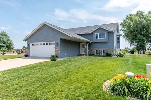 125 Pebble Creek Dr, Mankato, MN 56001