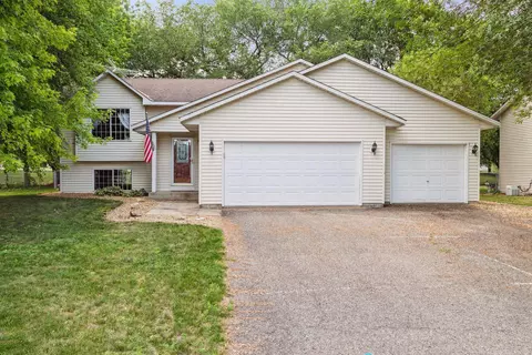 1021 Lacy Ln, Belle Plaine, MN 56011