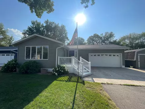 754 Maple St, Paynesville, MN 56362