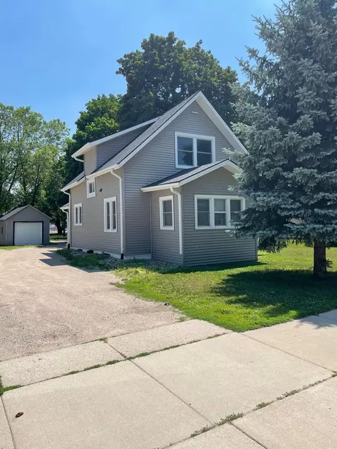 561 Adams St SE, Hutchinson, MN 55350