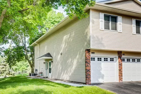 969 Pond View Ct, Vadnais Heights, MN 55127