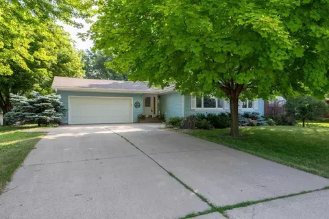 528 Hiawatha Dr, Saint Clair, MN 56080