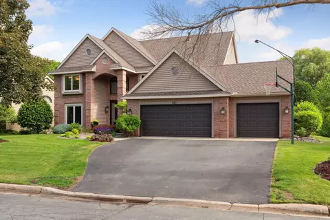 621 Hampshire Dr, Mendota Heights, MN 55120