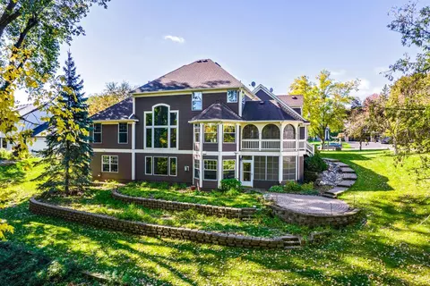 460 Vadnais Lake Dr, Vadnais Heights, MN 55127