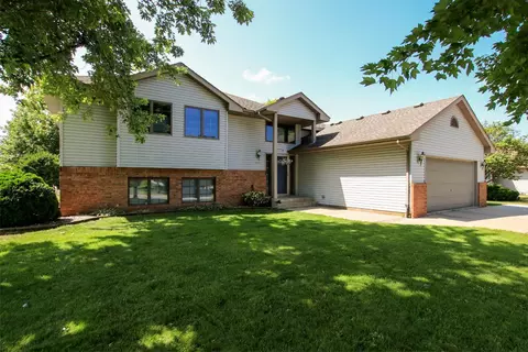 160 Orchard Ave SE, Hutchinson, MN 55350