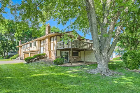 6887 Stratford Rd, Woodbury, MN 55125