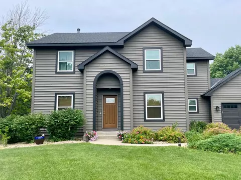 906 Clover Ct, Northfield, MN 55057