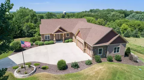 332 Meadow Ridge Ct, Hudson, WI 54016