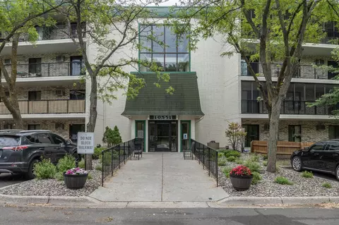 10531 Cedar Lake Rd #302, Minnetonka, MN 55305