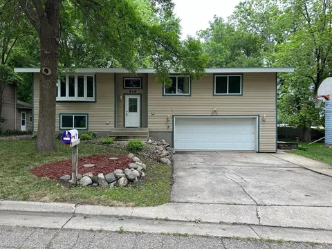 416 Hillcrest Dr SW, Willmar, MN 56201