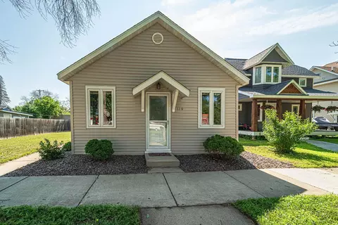 119 S Chestnut St, Belle Plaine, MN 56011
