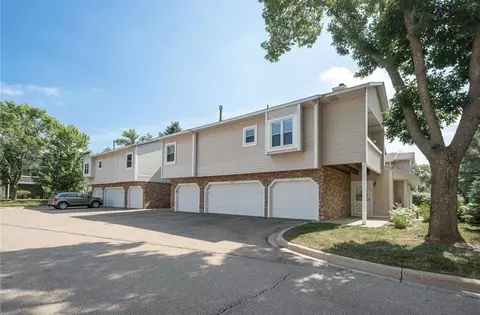 5340 Highpointe Dr, Bloomington, MN 55437