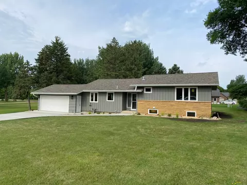 810 W Shore Dr, Worthington, MN 56187