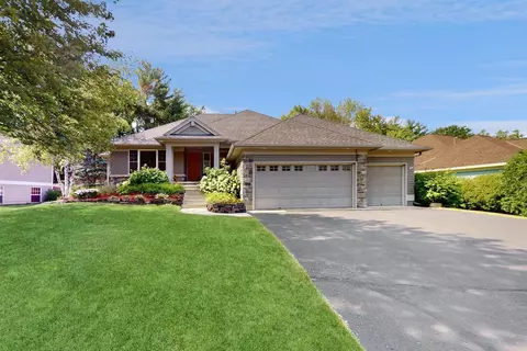 441 Vadnais Lake Dr, Vadnais Heights, MN 55127