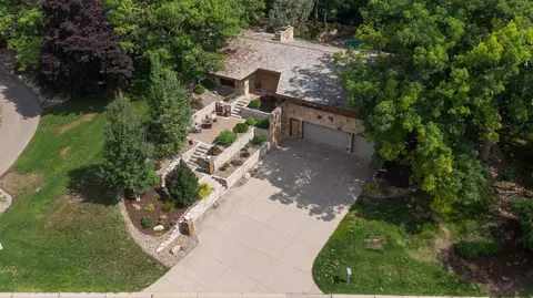 6214 Braeburn Cir, Edina, MN 55439