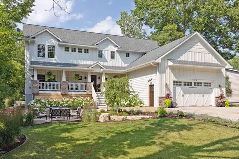 139 Dahlia St, Mahtomedi, MN 55115