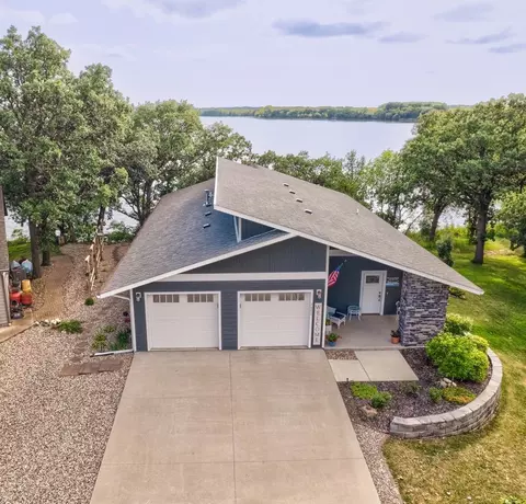 2602 Center Lake Dr, Spirit Lake, IA 51360