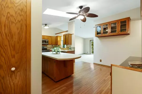 1049 Pond View Ct, Vadnais Heights, MN 55127