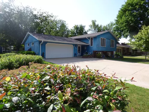 705 8th St N, Mountain Lake, MN 56159