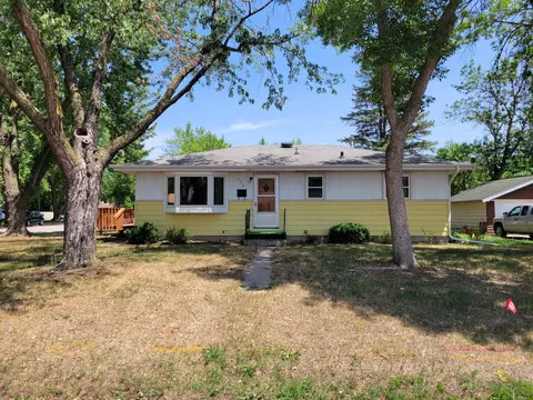 1218 Vincent Pl, Chaska, MN 55318