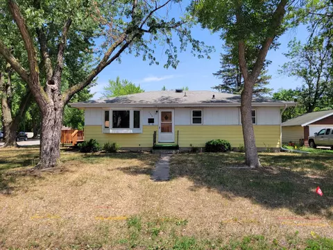 1218 Vincent Pl, Chaska, MN 55318