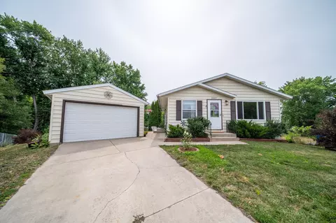 2447 Parkview Ln SE, Rochester, MN 55904