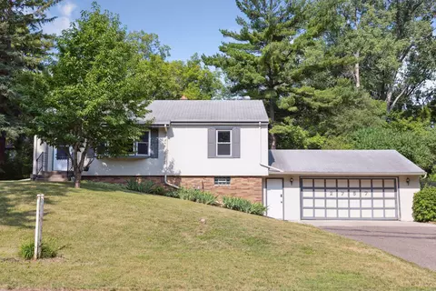 2757 Churchill St, Roseville, MN 55113