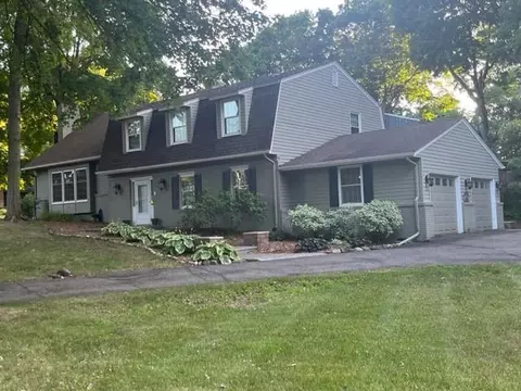 1405 Urbandale Ln N, Plymouth, MN 55447