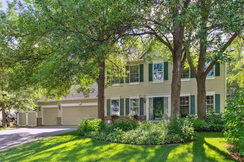 801 Lake Susan Hills Dr, Chanhassen, MN 55317