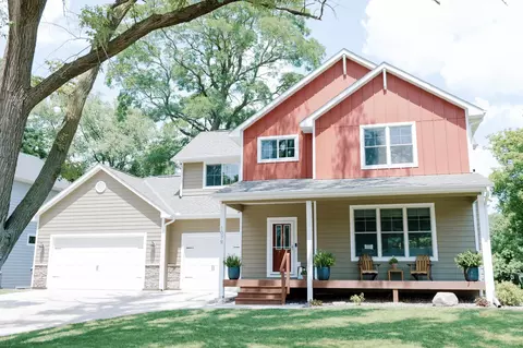 1079 Sherwood Rd, Shoreview, MN 55126