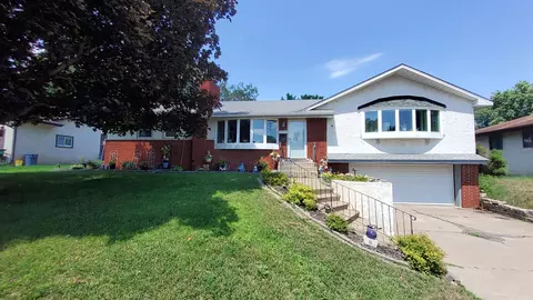 3724 Woodbine Ln N, Brooklyn Center, MN 55429