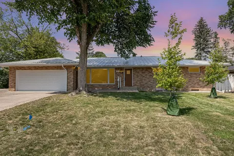 1455 Eldridge Ave W, Roseville, MN 55113