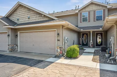 911 Winsome Way, Isanti, MN 55040