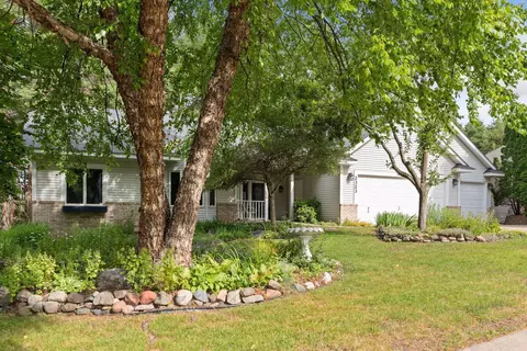 2323 Snowshoe Ln E, Maplewood, MN 55119