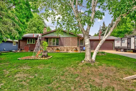 410 W Sharon St, Le Center, MN 56057