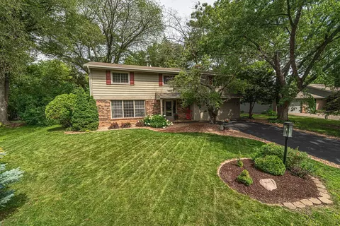 808 Thoreau Dr, Burnsville, MN 55337