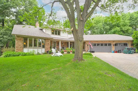 9263 Camelot Cir, Bloomington, MN 55437