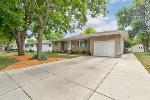 907 Pine Ave, Marshall, MN 56258