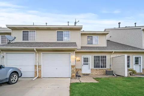 829 Swaps Dr, Shakopee, MN 55379